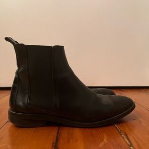 Everlane Black Chelsea Boot